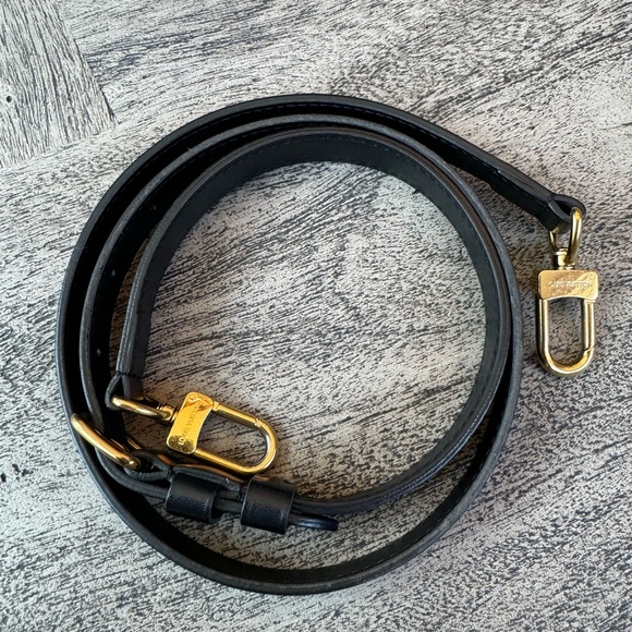 Louis Vuitton V tote MM - Picture 14 of 14